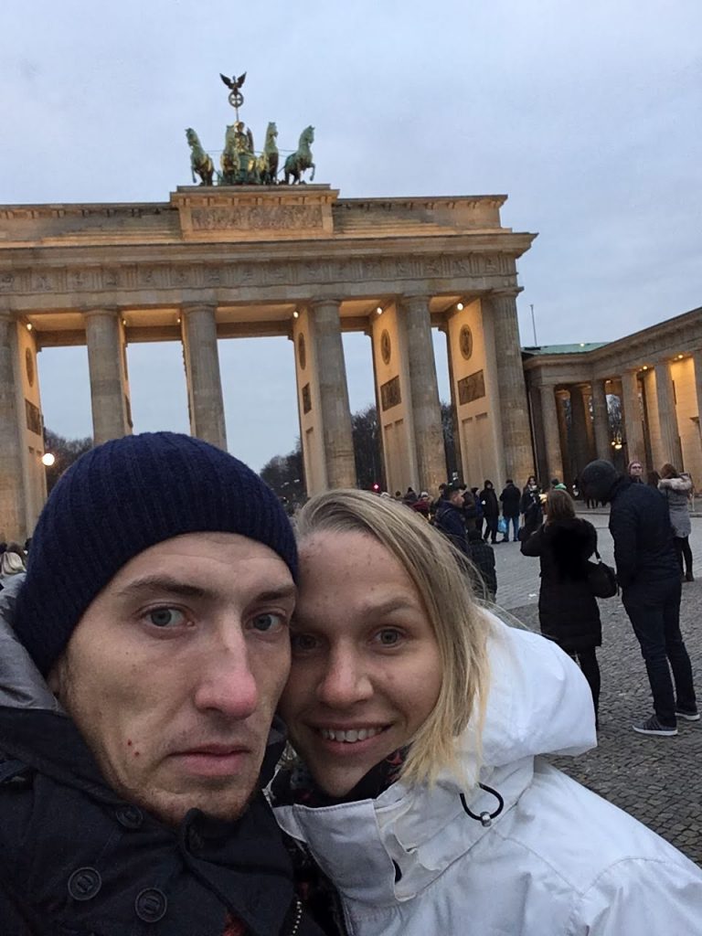 Mart and Grete freezing in front of Brandeburg Gate